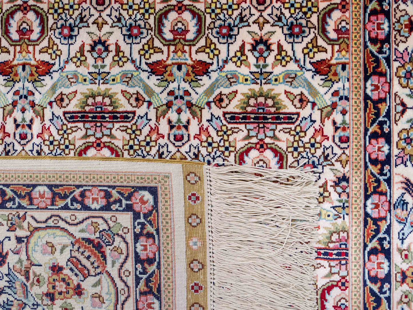 Sehr feiner, handgeknüpfter Khademi Hereke Orientteppich aus Seide, weiß. 155x92 cm. Vertrieb durch Jupiter Intl.