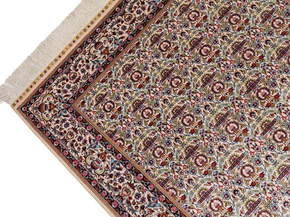 Sehr feiner, handgeknüpfter Khademi Hereke Orientteppich aus Seide, weiß. 155x92 cm. Vertrieb durch Jupiter Intl.