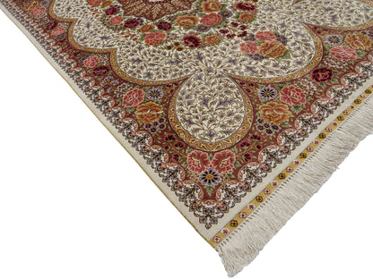 Sehr feiner, handgeknüpfter Khademi Hereke Orientteppich aus Seide, creme. 155x94 cm. Vertrieb durch Jupiter Intl.