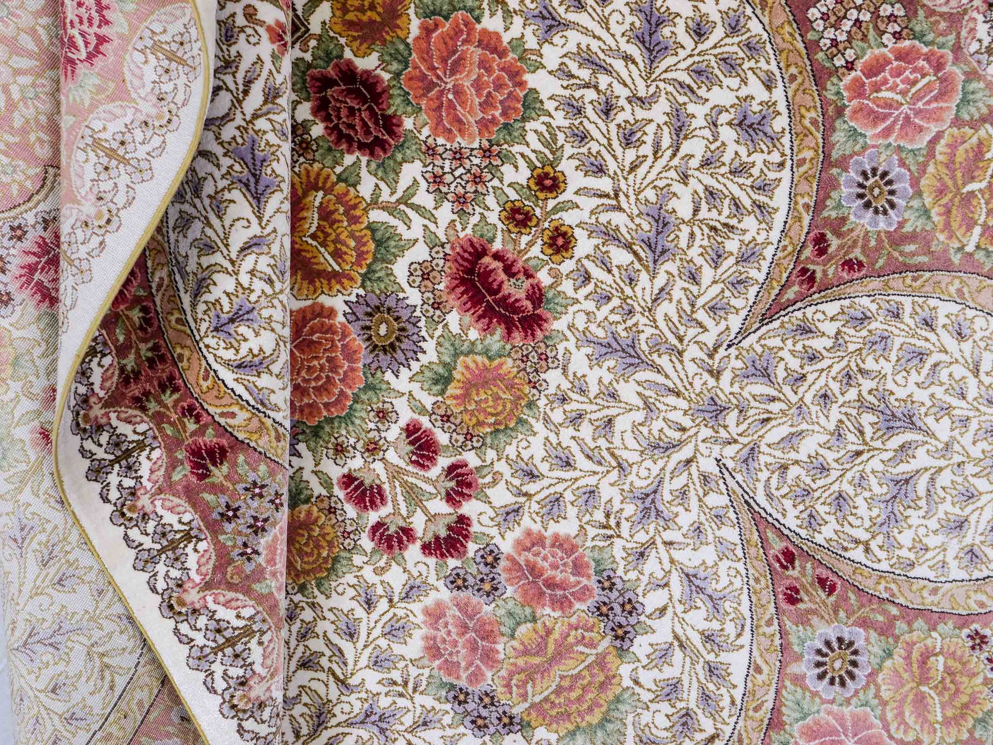 Sehr feiner, handgeknüpfter Khademi Hereke Orientteppich aus Seide, creme. 155x94 cm. Vertrieb durch Jupiter Intl.