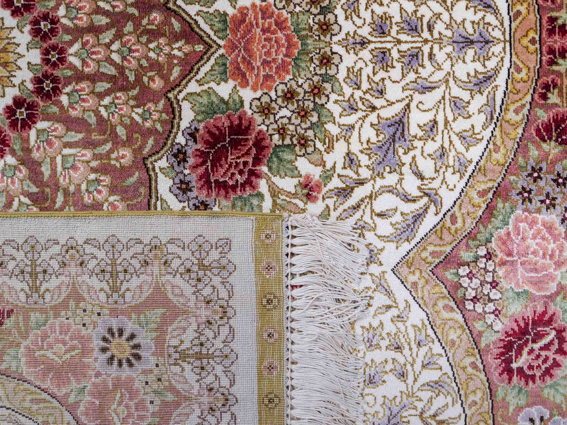 Sehr feiner, handgeknüpfter Khademi Hereke Orientteppich aus Seide, creme. 155x94 cm. Vertrieb durch Jupiter Intl.