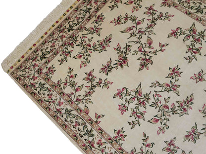 Sehr feiner, handgeknüpfter Khademi Hereke Orientteppich aus Seide, weiß, creme. 155x94 cm. Vertrieb durch Jupiter Intl.