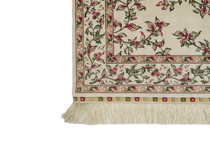 Sehr feiner, handgeknüpfter Khademi Hereke Orientteppich aus Seide, weiß, creme. 155x94 cm. Vertrieb durch Jupiter Intl.