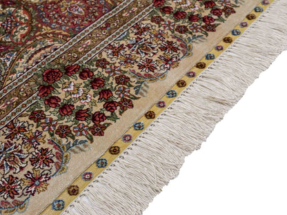 Sehr feiner, handgeknüpfter Khademi Hereke Orientteppich aus Seide, creme. 156x94 cm. Vertrieb durch Jupiter Intl.