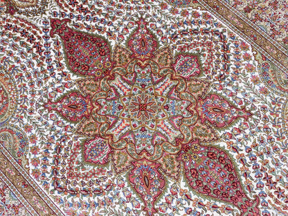 Sehr feiner, handgeknüpfter Khademi Hereke Orientteppich aus Seide, creme. 156x94 cm. Vertrieb durch Jupiter Intl.
