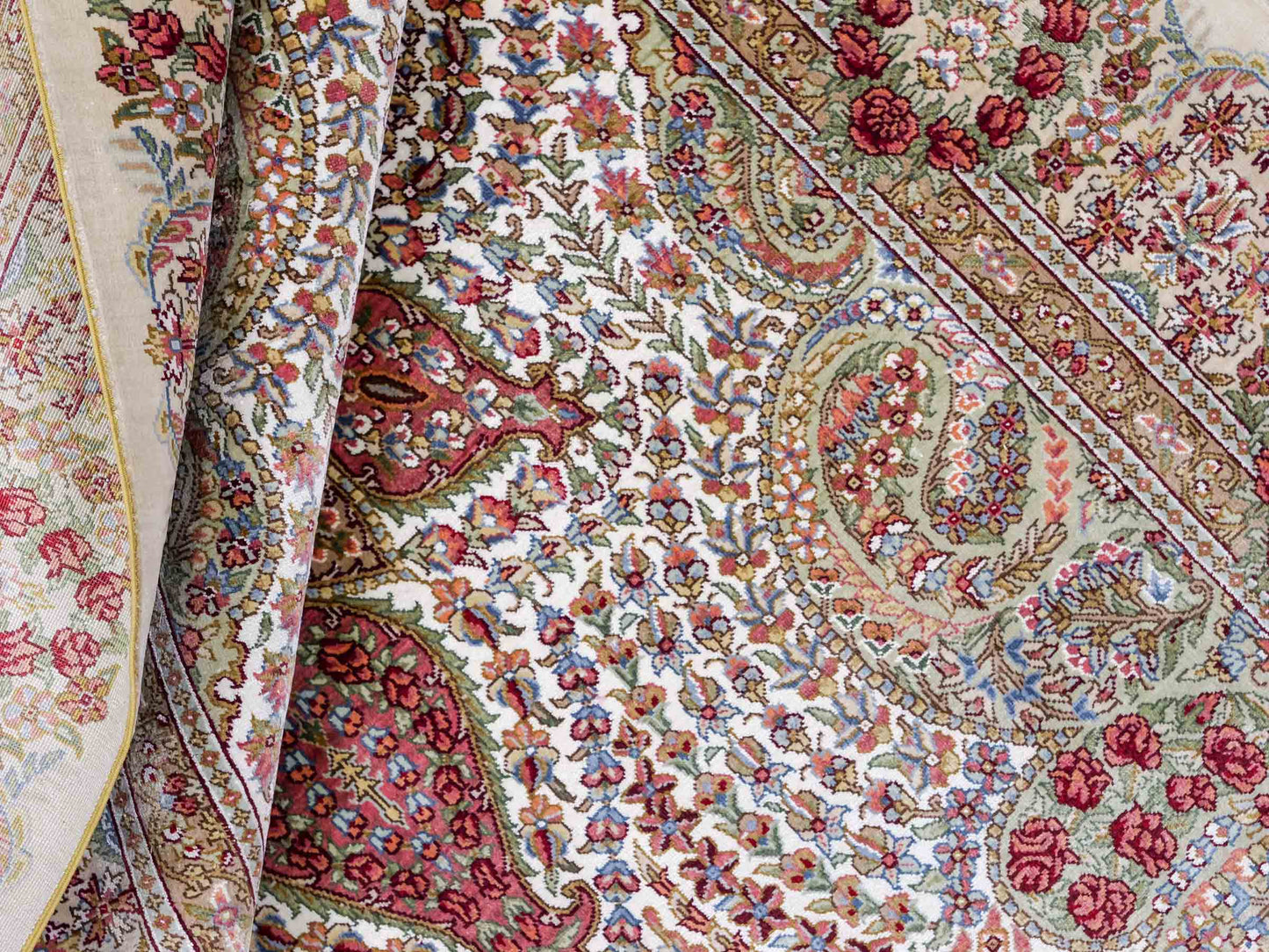 Sehr feiner, handgeknüpfter Khademi Hereke Orientteppich aus Seide, creme. 156x94 cm. Vertrieb durch Jupiter Intl.