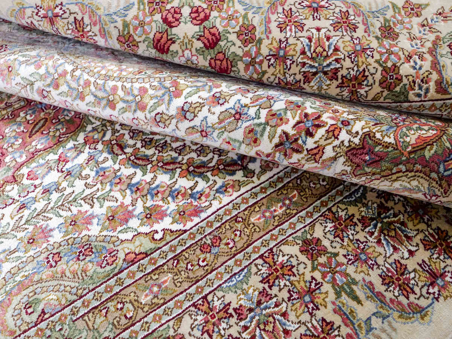 Sehr feiner, handgeknüpfter Khademi Hereke Orientteppich aus Seide, creme. 156x94 cm. Vertrieb durch Jupiter Intl.