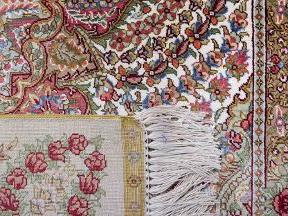 Sehr feiner, handgeknüpfter Khademi Hereke Orientteppich aus Seide, creme. 156x94 cm. Vertrieb durch Jupiter Intl.