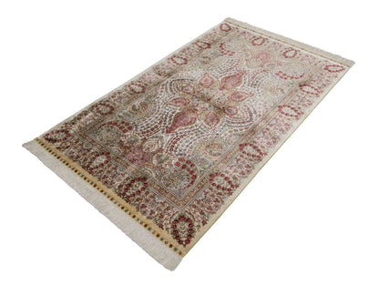 Sehr feiner, handgeknüpfter Khademi Hereke Orientteppich aus Seide, creme. 156x94 cm. Vertrieb durch Jupiter Intl.