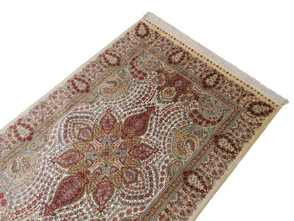 Sehr feiner, handgeknüpfter Khademi Hereke Orientteppich aus Seide, creme. 156x94 cm. Vertrieb durch Jupiter Intl.Sehr feiner, handgeknüpfter Khademi Hereke Orientteppich aus Seide, creme. 156x94 cm. Vertrieb durch Jupiter Intl.