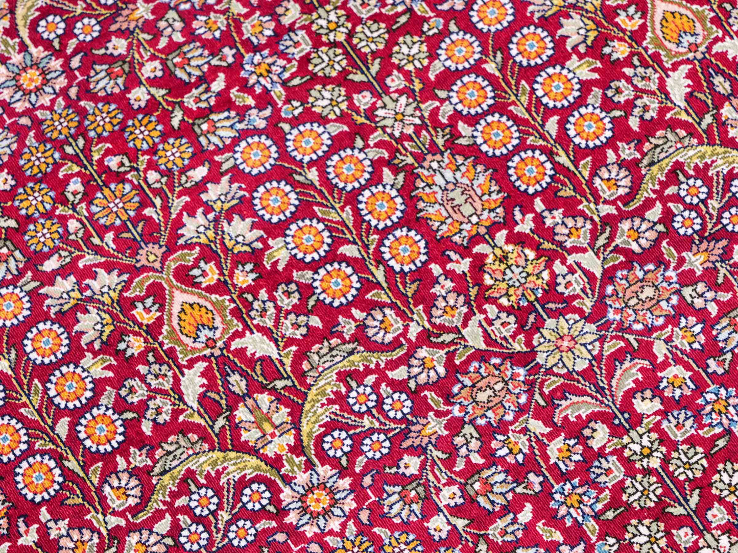 Sehr feiner, handgeknüpfter Khademi Hereke Orientteppich aus Seide, rot. 156x94 cm. Vertrieb durch Jupiter Intl.