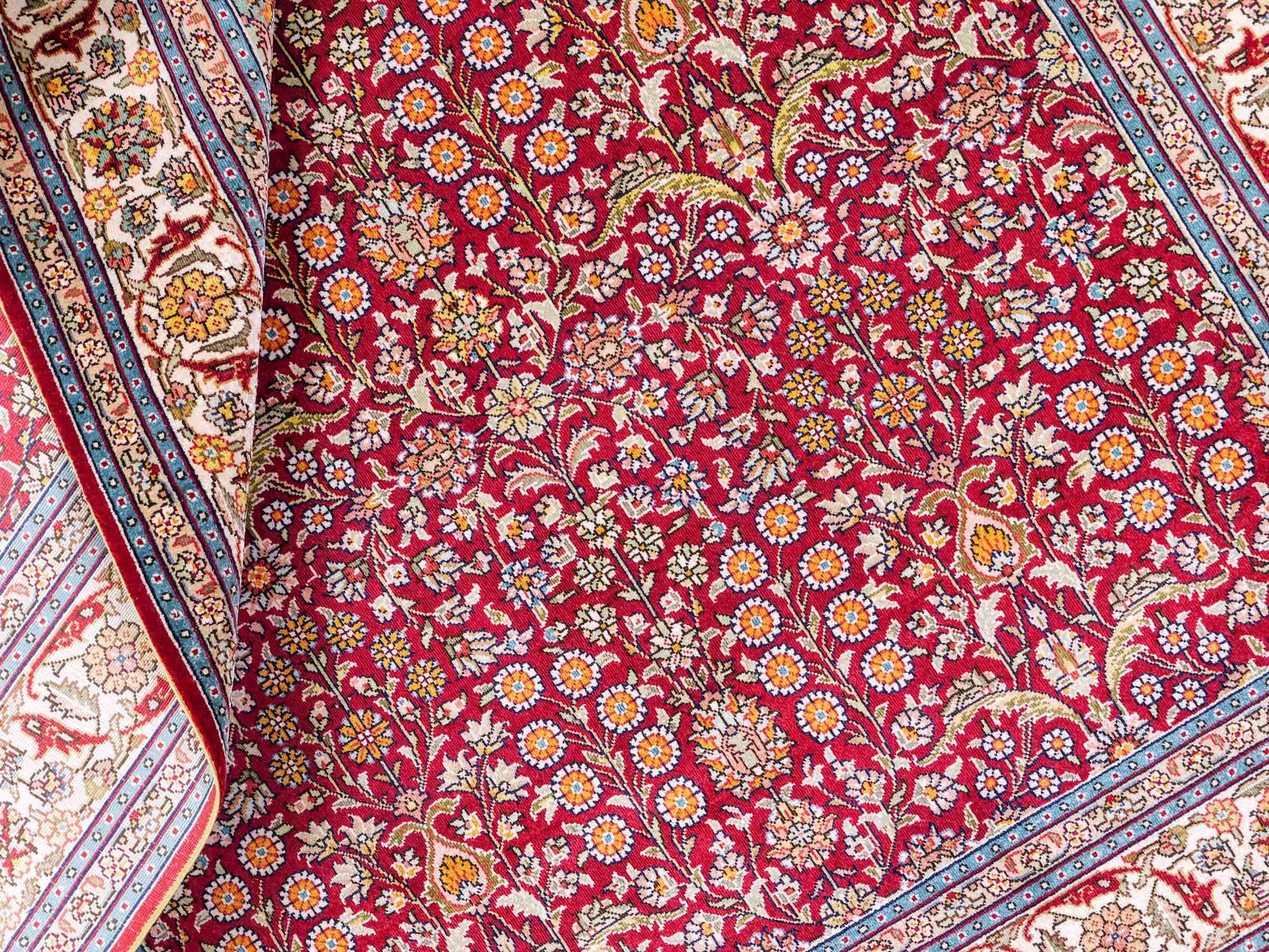 Sehr feiner, handgeknüpfter Khademi Hereke Orientteppich aus Seide, rot. 156x94 cm. Vertrieb durch Jupiter Intl.