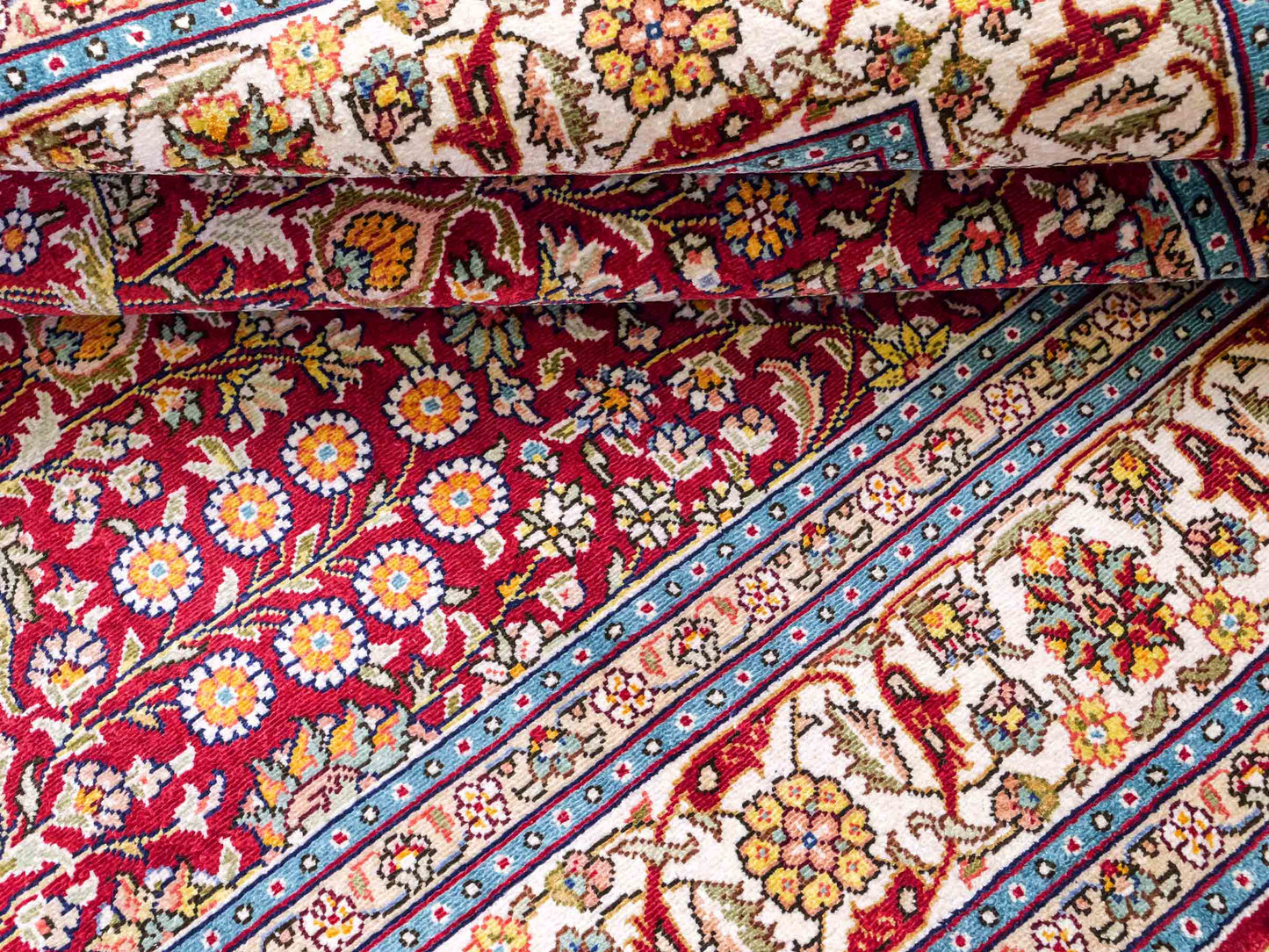 Sehr feiner, handgeknüpfter Khademi Hereke Orientteppich aus Seide, rot. 156x94 cm. Vertrieb durch Jupiter Intl.