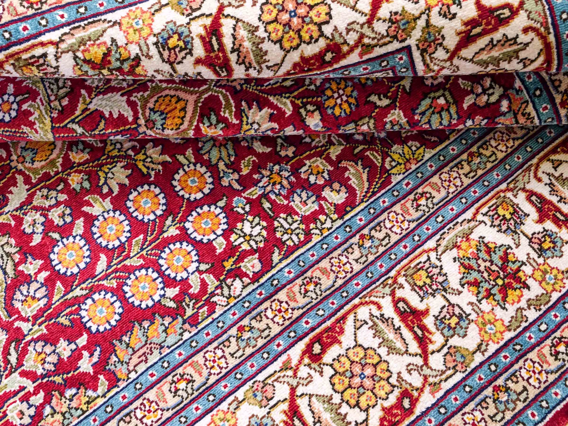 Sehr feiner, handgeknüpfter Khademi Hereke Orientteppich aus Seide, rot. 156x94 cm. Vertrieb durch Jupiter Intl.
