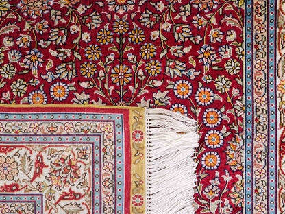 Sehr feiner, handgeknüpfter Khademi Hereke Orientteppich aus Seide, rot. 156x94 cm. Vertrieb durch Jupiter Intl.