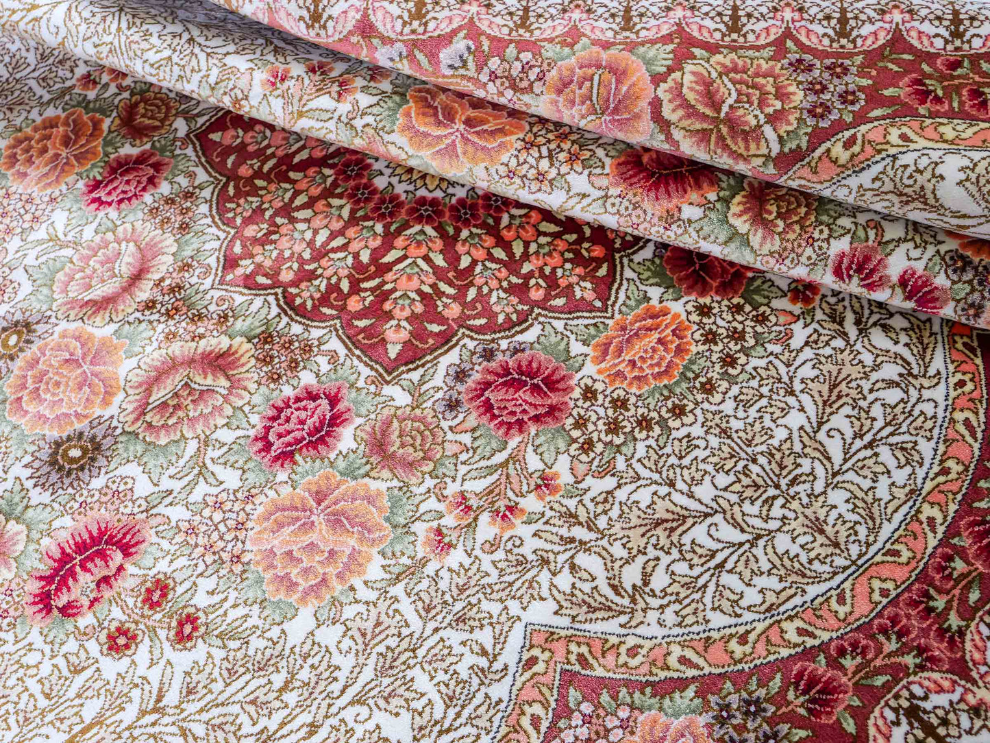 Sehr feiner, handgeknüpfter Khademi Hereke Orientteppich aus Seide, creme. 156x94 cm. Vertrieb durch Jupiter Intl.