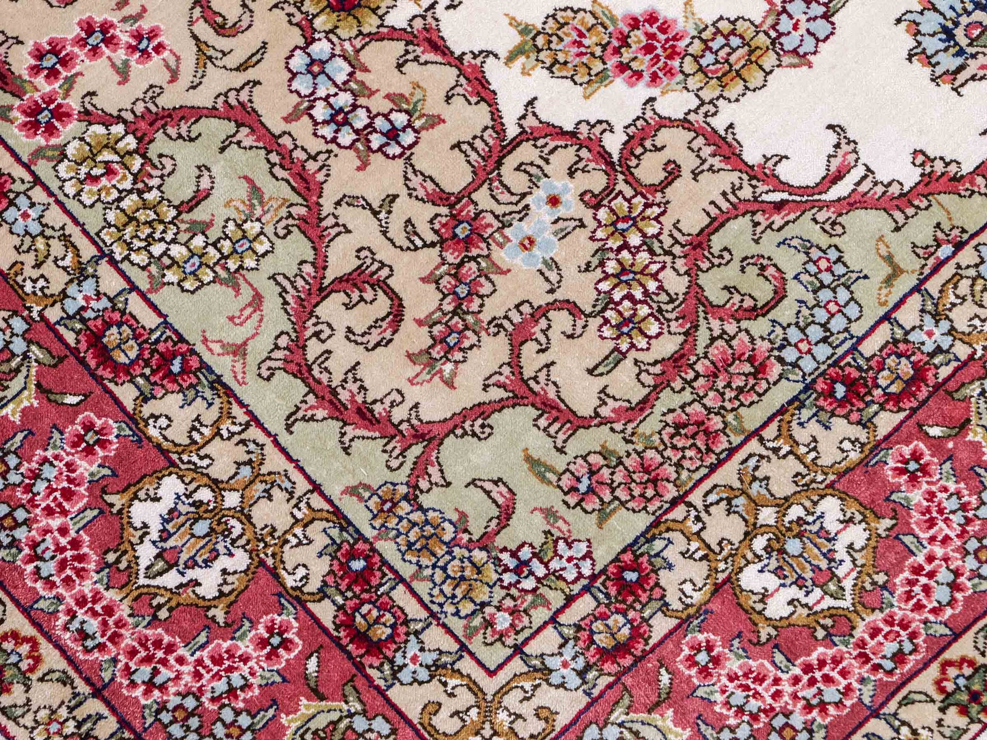 Sehr feiner, handgeknüpfter Khademi Orientteppich mit Hereke Design aus reiner Seide, weiß, creme, rosa. 156x94 cm. Vertrieb durch Jupiter Intl.