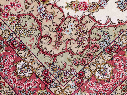 Sehr feiner, handgeknüpfter Khademi Orientteppich mit Hereke Design aus reiner Seide, weiß, creme, rosa. 156x94 cm. Vertrieb durch Jupiter Intl.