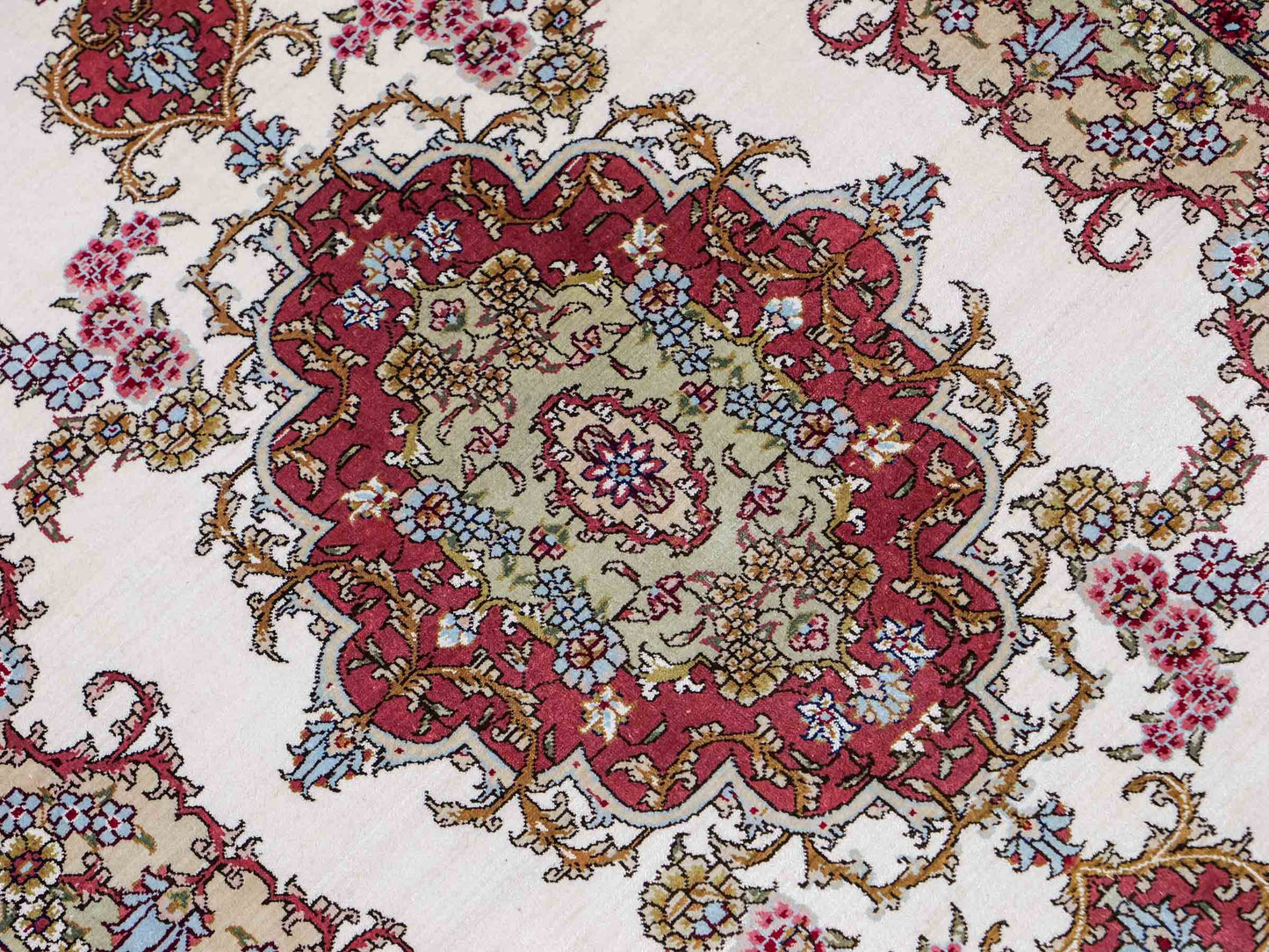 Sehr feiner, handgeknüpfter Khademi Orientteppich mit Hereke Design aus reiner Seide, weiß, creme, rosa. 156x94 cm. Vertrieb durch Jupiter Intl.