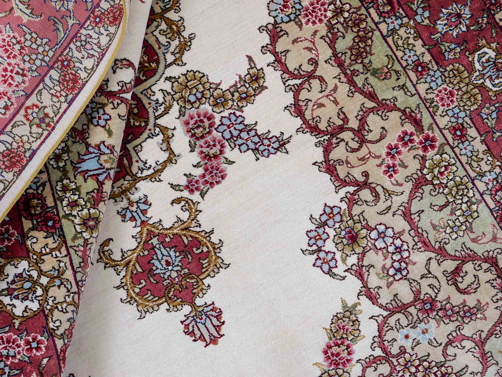 Sehr feiner, handgeknüpfter Khademi Orientteppich mit Hereke Design aus reiner Seide, weiß, creme, rosa. 156x94 cm. Vertrieb durch Jupiter Intl.