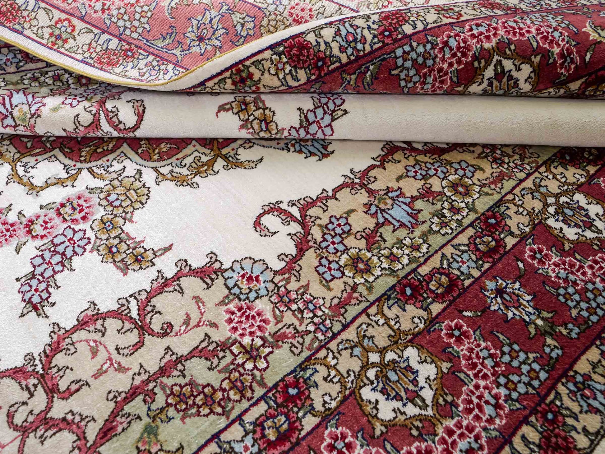 Sehr feiner, handgeknüpfter Khademi Orientteppich mit Hereke Design aus reiner Seide, weiß, creme, rosa. 156x94 cm. Vertrieb durch Jupiter Intl.