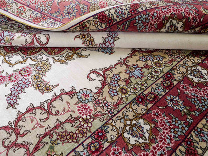 Sehr feiner, handgeknüpfter Khademi Orientteppich mit Hereke Design aus reiner Seide, weiß, creme, rosa. 156x94 cm. Vertrieb durch Jupiter Intl.