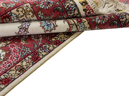 Sehr feiner, handgeknüpfter Khademi Orientteppich mit Hereke Design aus reiner Seide, weiß, creme, rosa. 156x94 cm. Vertrieb durch Jupiter Intl.