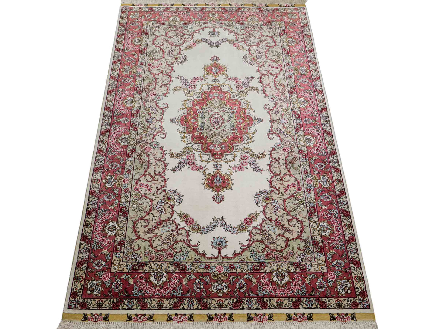 Sehr feiner, handgeknüpfter Khademi Orientteppich mit Hereke Design aus reiner Seide, weiß, creme, rosa. 156x94 cm. Vertrieb durch Jupiter Intl.