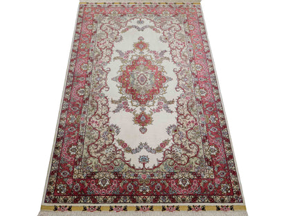 Sehr feiner, handgeknüpfter Khademi Orientteppich mit Hereke Design aus reiner Seide, weiß, creme, rosa. 156x94 cm. Vertrieb durch Jupiter Intl.