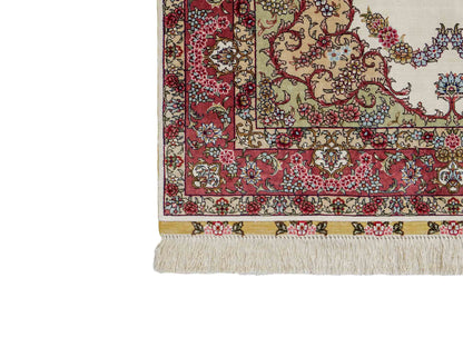 Sehr feiner, handgeknüpfter Khademi Orientteppich mit Hereke Design aus reiner Seide, weiß, creme, rosa. 156x94 cm. Vertrieb durch Jupiter Intl.