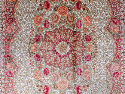 Sehr feiner, handgeknüpfter Khademi Hereke Orientteppich aus Seide, creme. 156x96 cm. Vertrieb durch Jupiter Intl.
