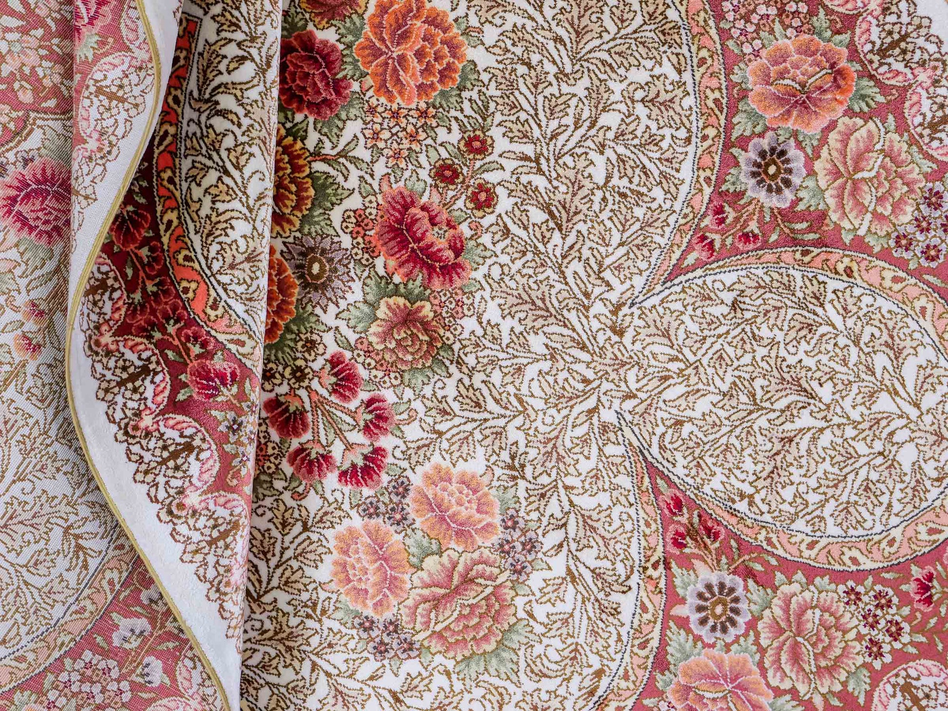 Sehr feiner, handgeknüpfter Khademi Hereke Orientteppich aus Seide, creme. 156x96 cm. Vertrieb durch Jupiter Intl.