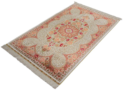 Sehr feiner, handgeknüpfter Khademi Hereke Orientteppich aus Seide, creme. 156x96 cm. Vertrieb durch Jupiter Intl.