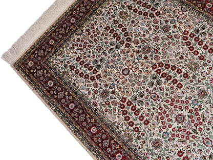 Sehr feiner, handgeknüpfter Khademi Orientteppich mit Hereke Design aus reiner Seide, creme, weiß, rot. 157x94 cm. Vertrieb durch Jupiter Intl.