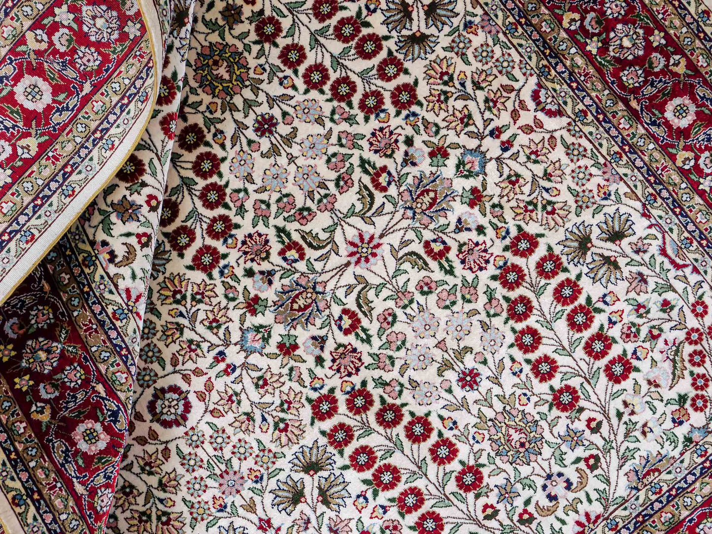 Sehr feiner, handgeknüpfter Khademi Orientteppich mit Hereke Design aus reiner Seide, creme, weiß, rot. 157x94 cm. Vertrieb durch Jupiter Intl.