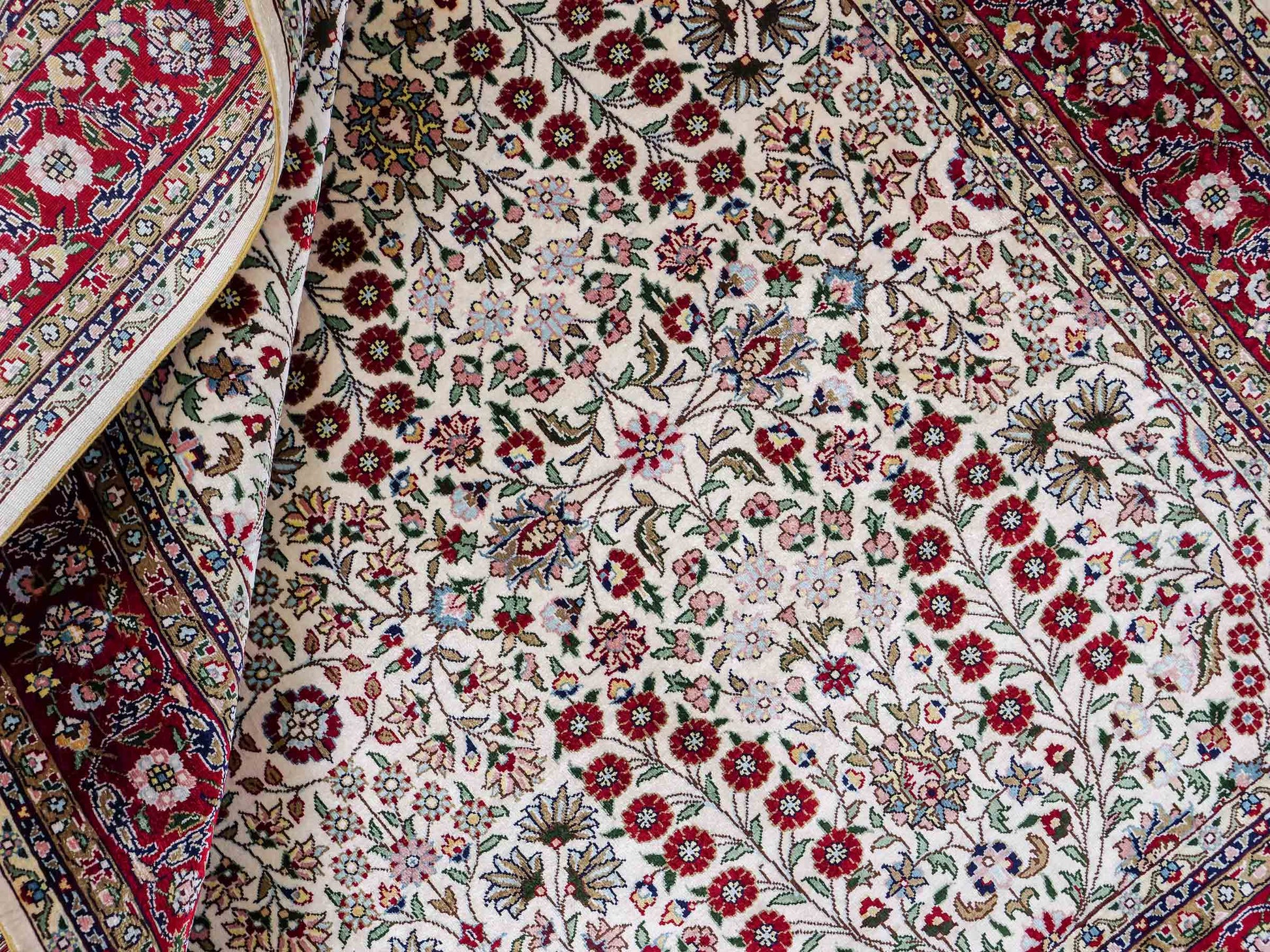 Sehr feiner, handgeknüpfter Khademi Orientteppich mit Hereke Design aus reiner Seide, creme, weiß, rot. 157x94 cm. Vertrieb durch Jupiter Intl.