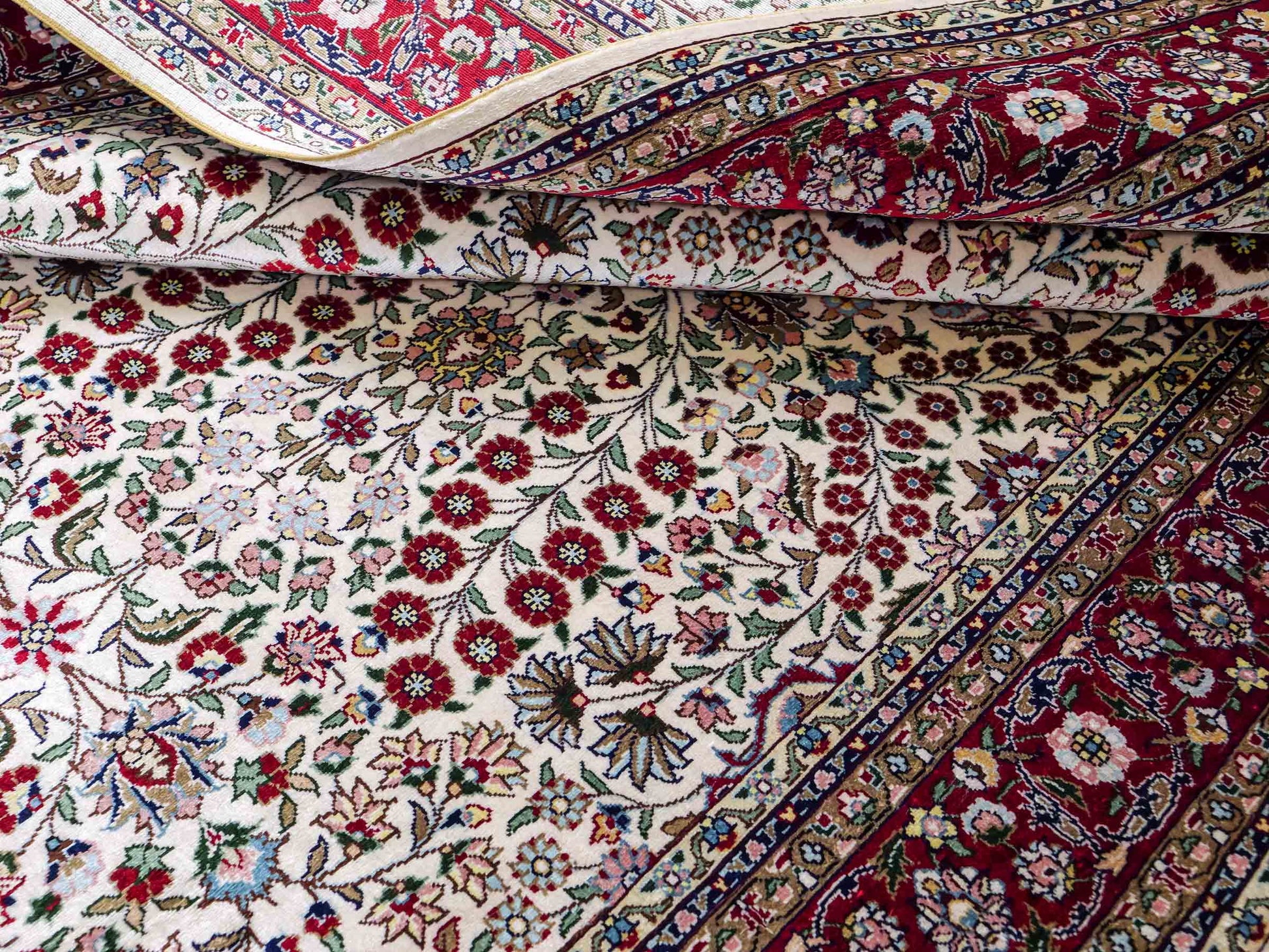 Sehr feiner, handgeknüpfter Khademi Orientteppich mit Hereke Design aus reiner Seide, creme, weiß, rot. 157x94 cm. Vertrieb durch Jupiter Intl.