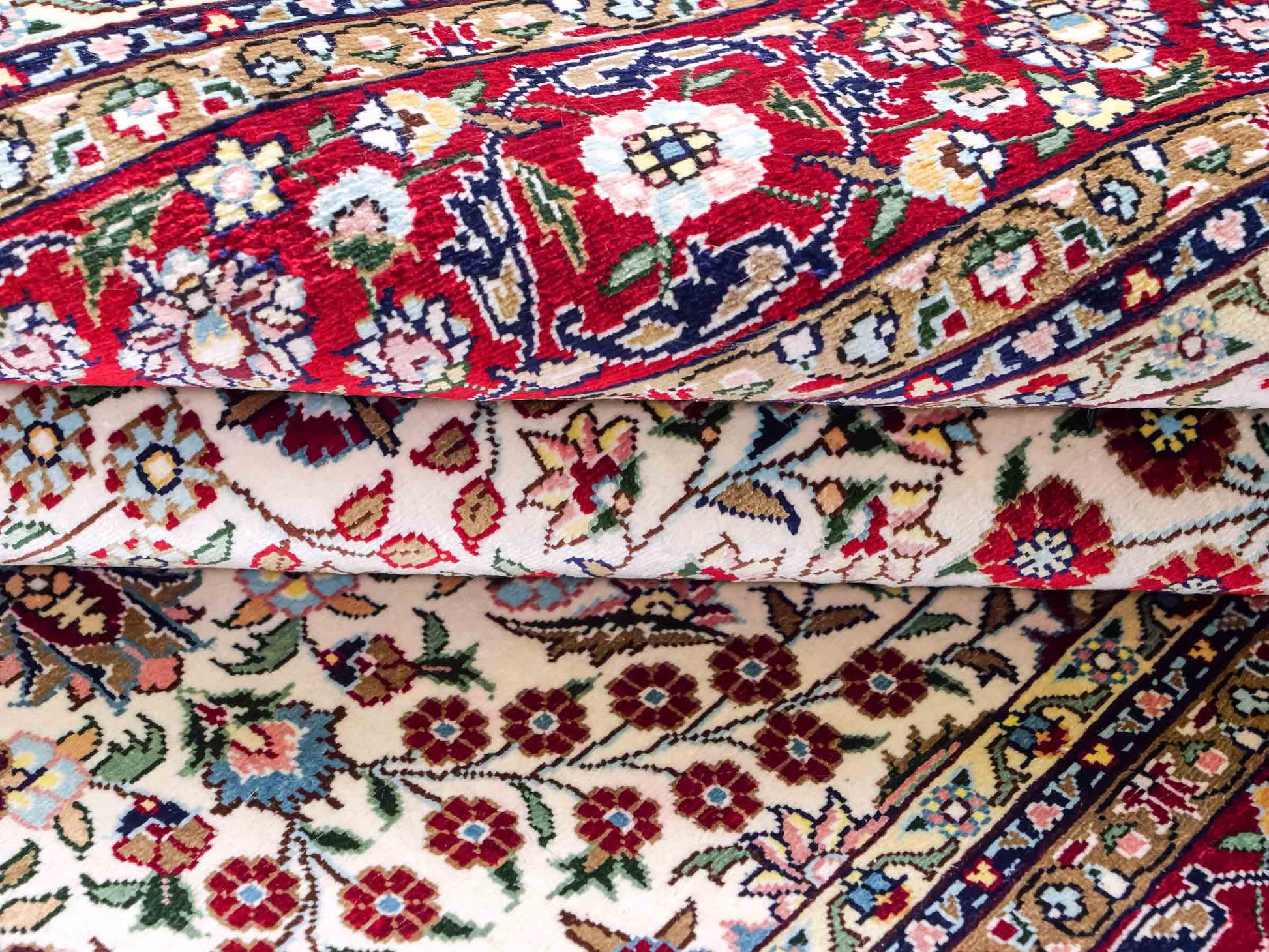 Sehr feiner, handgeknüpfter Khademi Orientteppich mit Hereke Design aus reiner Seide, creme, weiß, rot. 157x94 cm. Vertrieb durch Jupiter Intl.