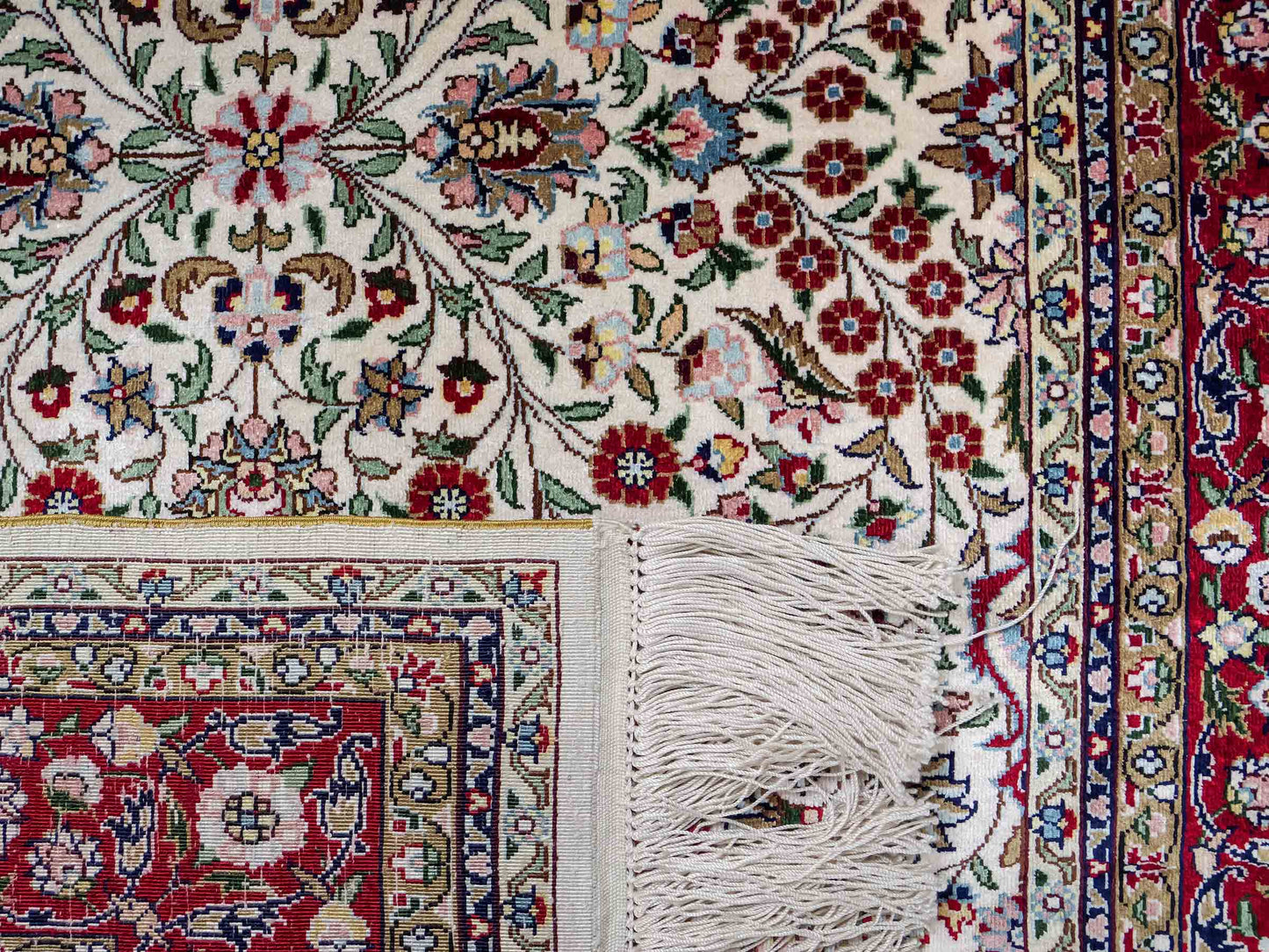 Sehr feiner, handgeknüpfter Khademi Orientteppich mit Hereke Design aus reiner Seide, creme, weiß, rot. 157x94 cm. Vertrieb durch Jupiter Intl.