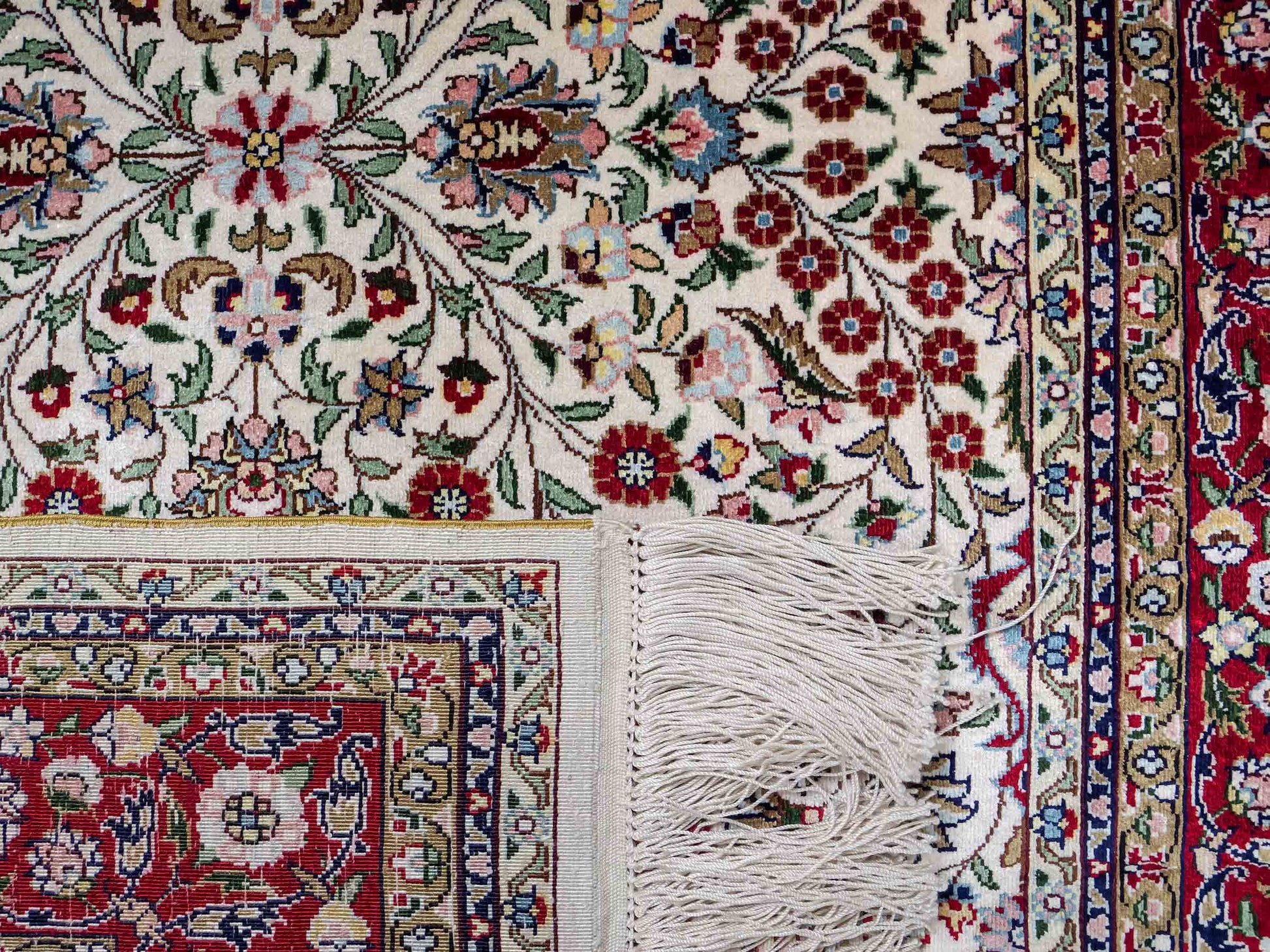 Sehr feiner, handgeknüpfter Khademi Orientteppich mit Hereke Design aus reiner Seide, creme, weiß, rot. 157x94 cm. Vertrieb durch Jupiter Intl.