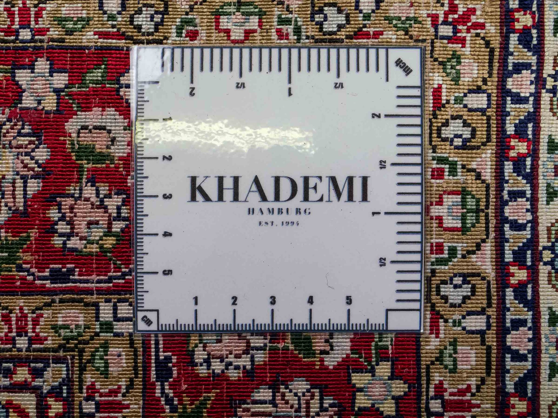 Sehr feiner, handgeknüpfter Khademi Orientteppich mit Hereke Design aus reiner Seide, creme, weiß, rot. 157x94 cm. Vertrieb durch Jupiter Intl.