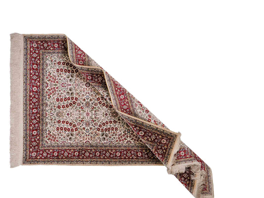 Sehr feiner, handgeknüpfter Khademi Orientteppich mit Hereke Design aus reiner Seide, creme, weiß, rot. 157x94 cm. Vertrieb durch Jupiter Intl.