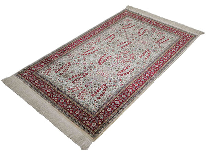 Sehr feiner, handgeknüpfter Khademi Orientteppich mit Hereke Design aus reiner Seide, creme, weiß, rot. 157x94 cm. Vertrieb durch Jupiter Intl.