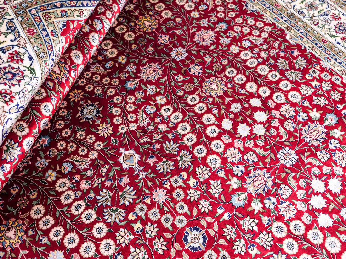 Sehr feiner, handgeknüpfter Khademi Orientteppich mit Hereke Design aus reiner Seide, rot, creme. 184x123 cm. Vertrieb durch Jupiter Intl.