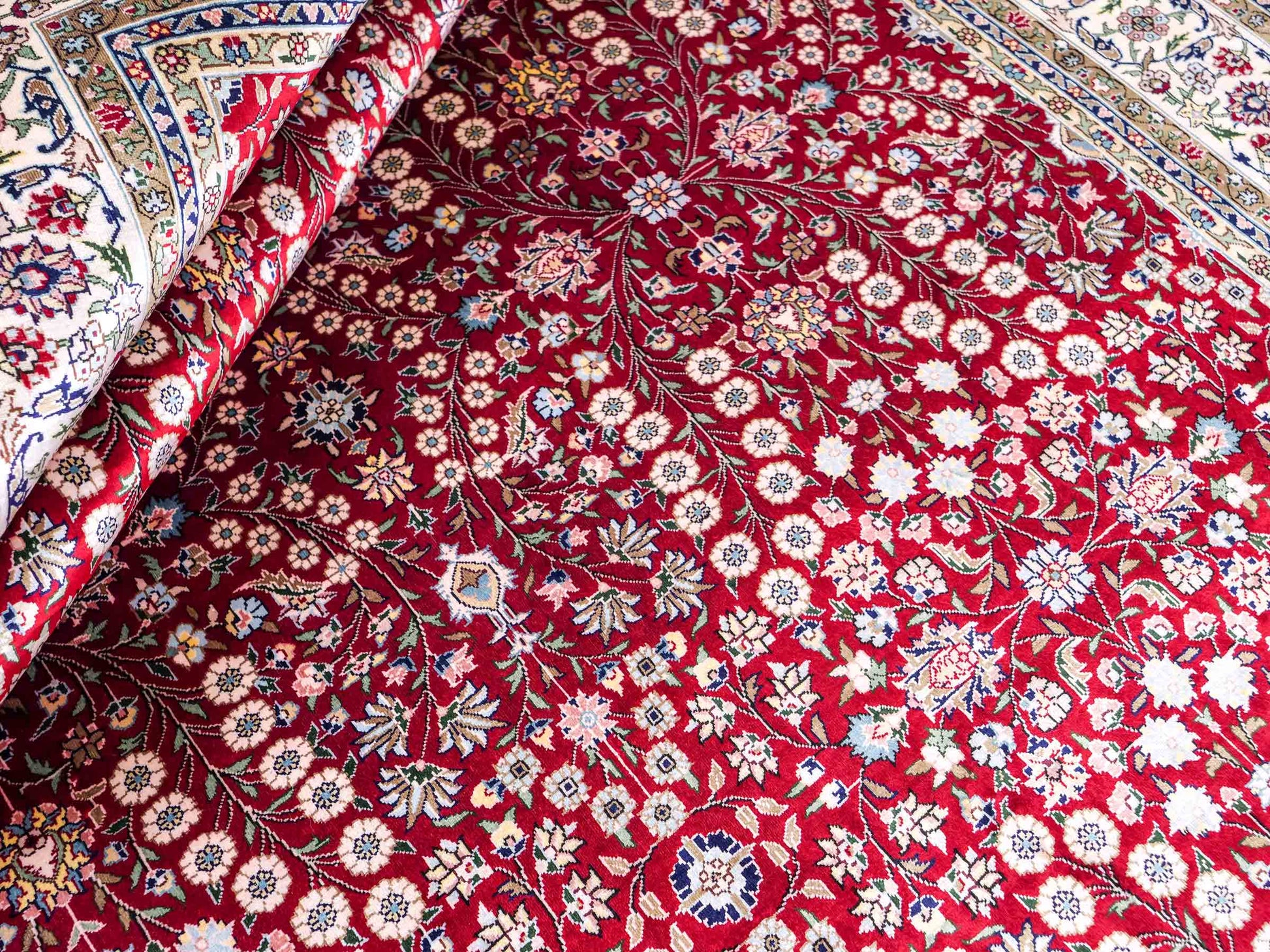 Sehr feiner, handgeknüpfter Khademi Orientteppich mit Hereke Design aus reiner Seide, rot, creme. 184x123 cm. Vertrieb durch Jupiter Intl.