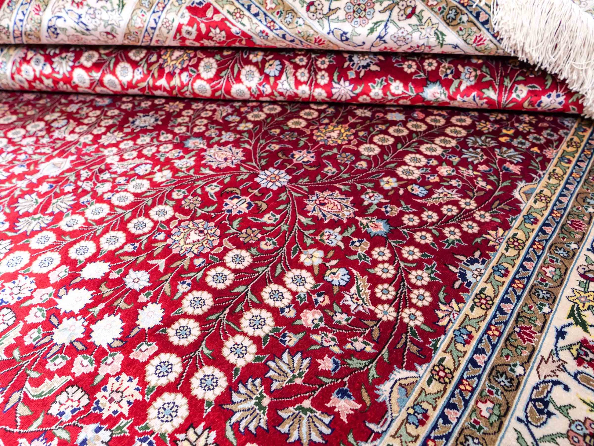 Sehr feiner, handgeknüpfter Khademi Orientteppich mit Hereke Design aus reiner Seide, rot, creme. 184x123 cm. Vertrieb durch Jupiter Intl.
