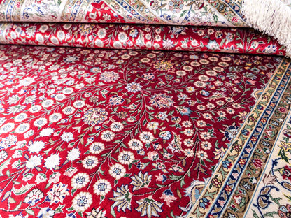 Sehr feiner, handgeknüpfter Khademi Orientteppich mit Hereke Design aus reiner Seide, rot, creme. 184x123 cm. Vertrieb durch Jupiter Intl.