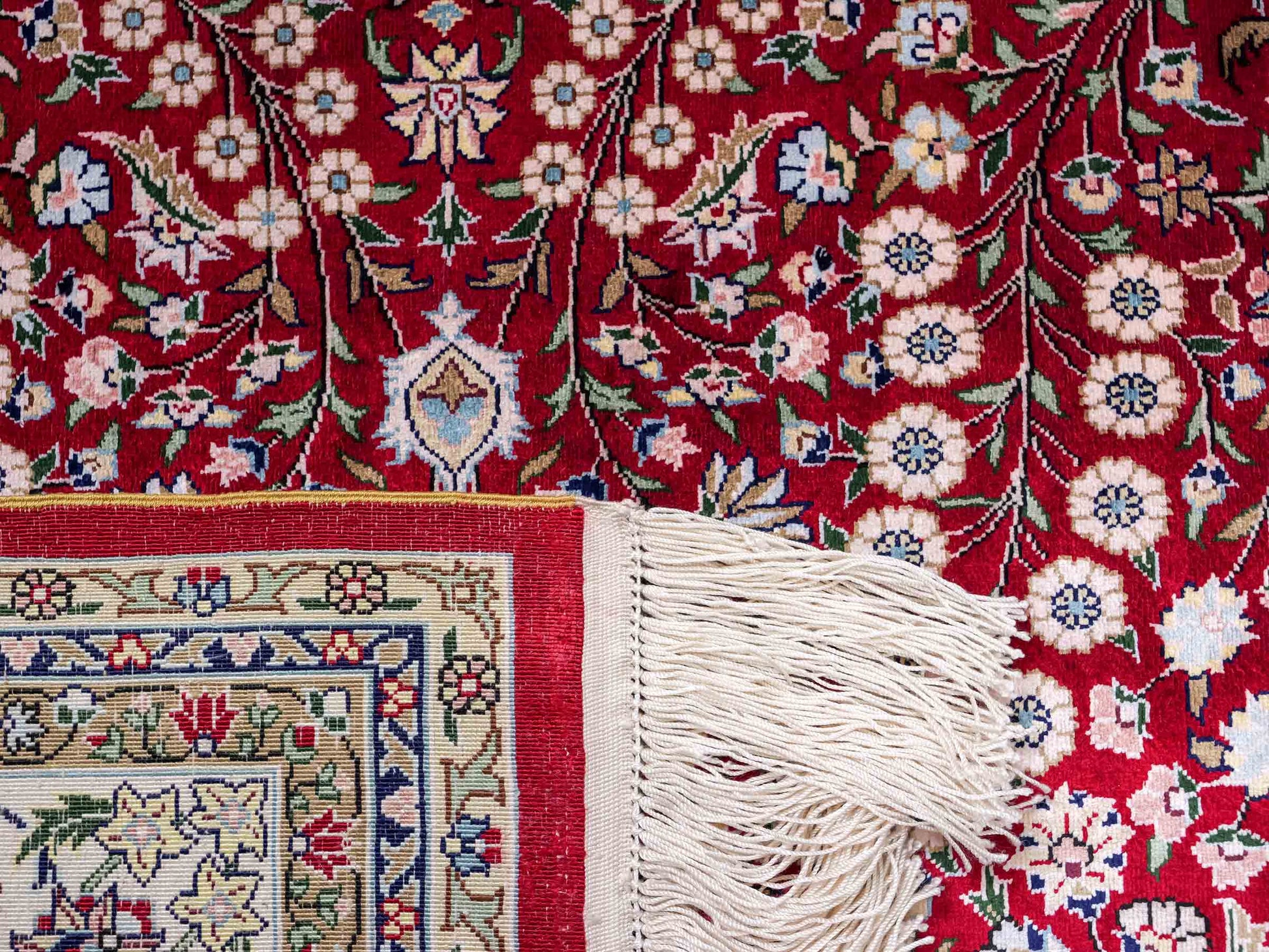 Sehr feiner, handgeknüpfter Khademi Orientteppich mit Hereke Design aus reiner Seide, rot, creme. 184x123 cm. Vertrieb durch Jupiter Intl.