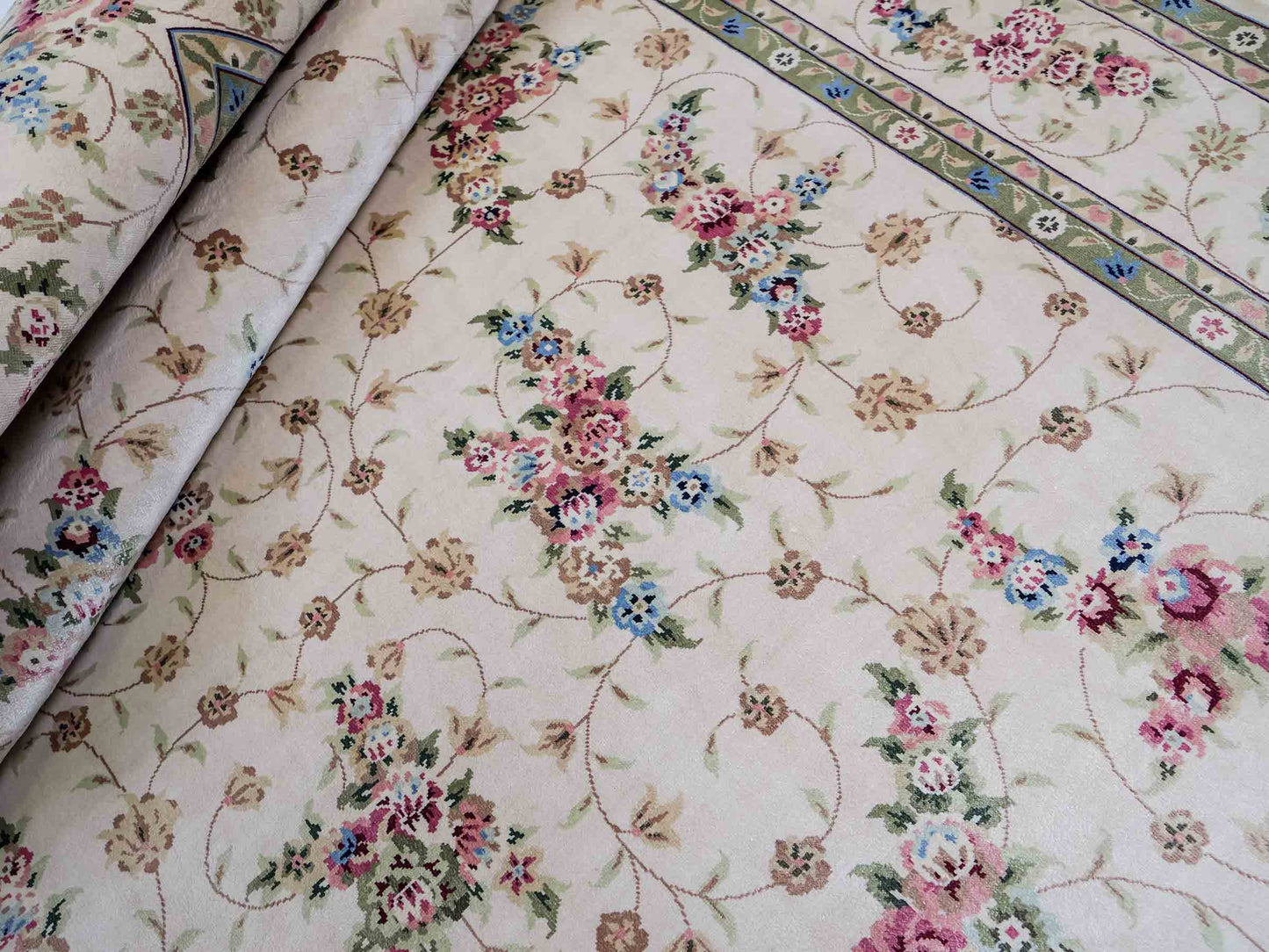 Sehr feiner, handgeknüpfter Khademi Orientteppich mit Hereke Design aus reiner Seide, creme, weiß. 185x124 cm. Vertrieb durch Jupiter Intl.