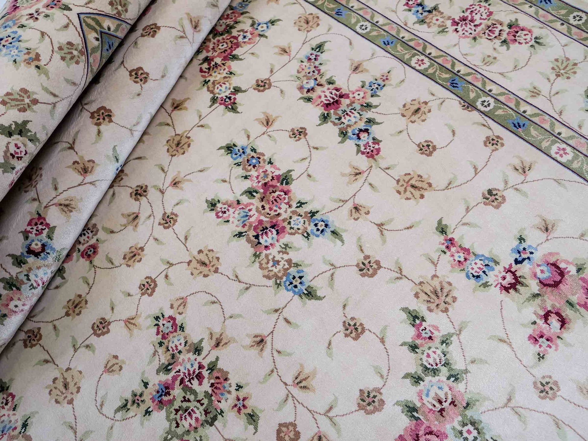 Sehr feiner, handgeknüpfter Khademi Orientteppich mit Hereke Design aus reiner Seide, creme, weiß. 185x124 cm. Vertrieb durch Jupiter Intl.